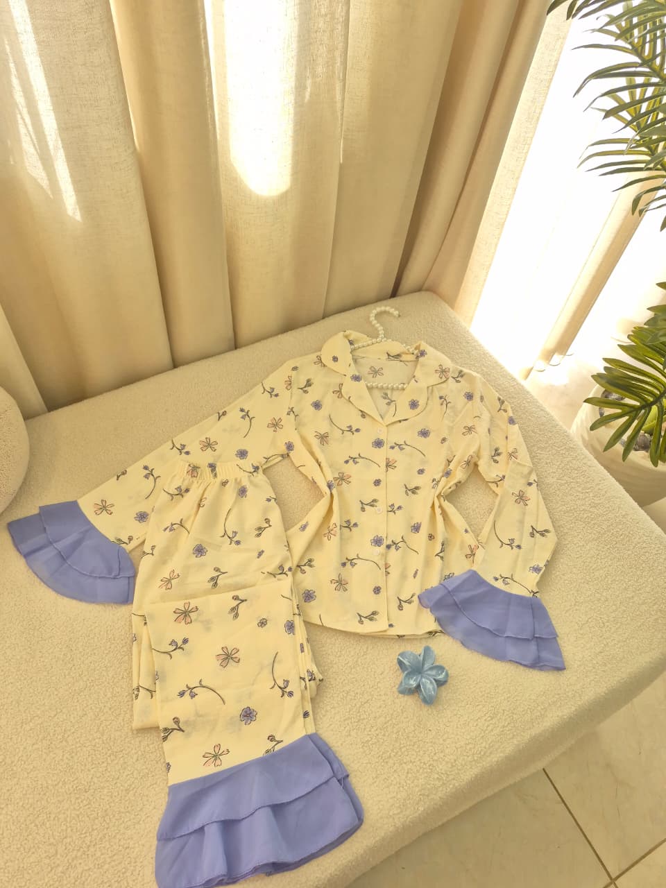 طقم بيجاما وملابس داخلية مزين بكشكشة زرقاء بنقشة زهور